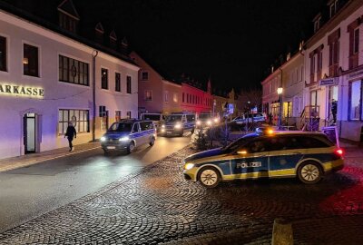 Corona-Proteste in mehreren Orten des Erzgebirgskreises - Die Polizei riegelt in Zwönitz den Marktplatz ab. Foto: Daniel Unger