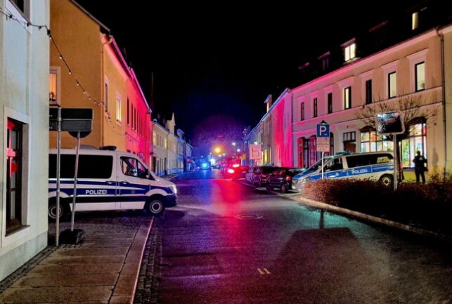 Die Polizei riegelt in Zwönitz den Marktplatz ab. Foto: Daniel Unger