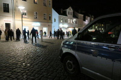 Corona-Proteste in mehreren Orten des Erzgebirgskreises - In Schneeberg wurden etwa 40 Personen von der Polizei eingekesselt.