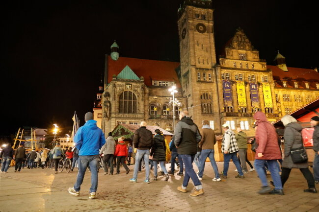 In Chemnitz versammelten sich etwa 300 Menschen auf den Straßen.
