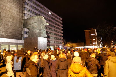 Corona-Proteste in mehreren Orten des Erzgebirgskreises - In Chemnitz versammelten sich etwa 300 Menschen auf den Straßen.