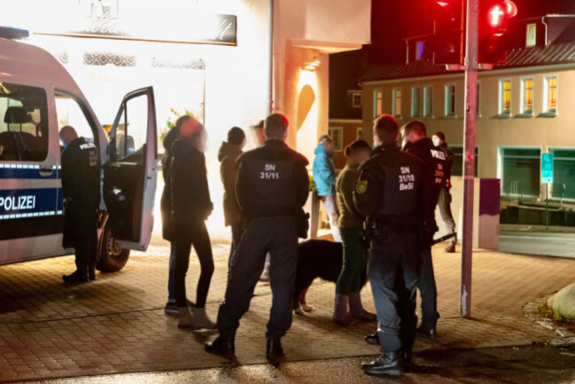 In Zwönitz wurden Personengruppen von der Polizei angesprochen und Platzverweise erteilt.