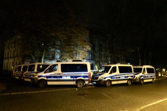 In Schneeberg wurden etwa 40 Personen von der Polizei eingekesselt.