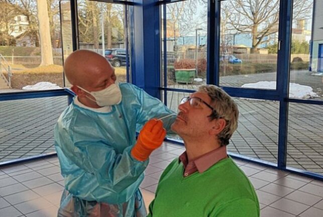 Symbolbild. Ein Mann lässt sich auf das Coronavirus testen. Foto: Pixabay