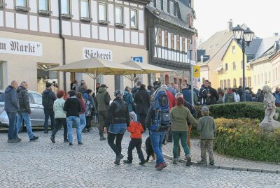 Corona-Spaziergang am Samstag in Zwönitz - Es kam beim Coronaspaziergang zu keinen Zwischenfällen. Foto: Niko Mutschmann