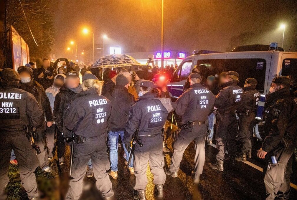 Coronaprotest in Freiberg: Polizei muss Kessel auflösen - Kurz nach dem Kessel musste die Polizei die Teilnehmer wieder gehen lassen. Foto: B&S/Bernd März