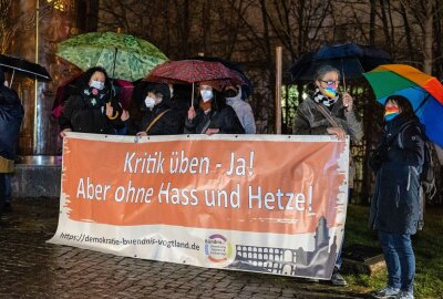 Coronaproteste in Plauen: Über 400 Teilnehmer spazieren durch die Stadt - Coronaproteste in Plauen. Foto: Blaulicht&Stormchasing David Rötzschke