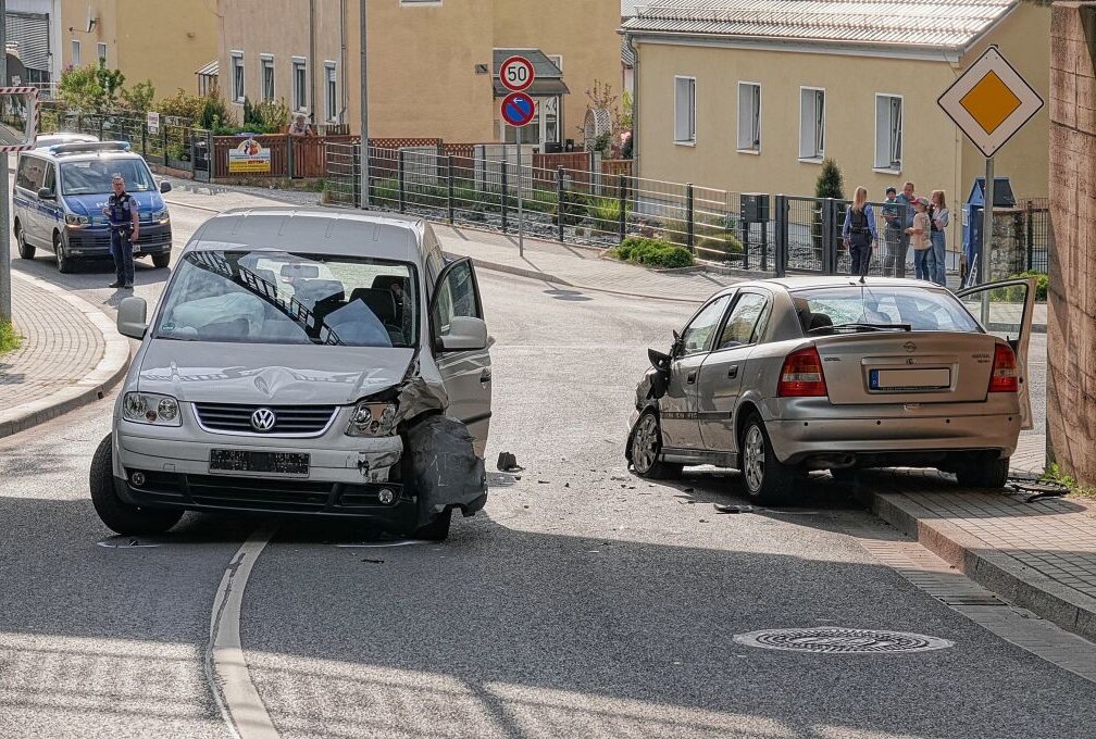 Verkehrsunfall in Freital: Mehrere Personen wurden verletzt. Foto: Roland Halkasch