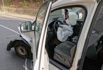 Crash: Alkoholisierter Fahrer fuhr auf die Gegenfahrbahn - Verkehrsunfall in Freital: Mehrere Personen wurden verletzt. Foto: Roland Halkasch