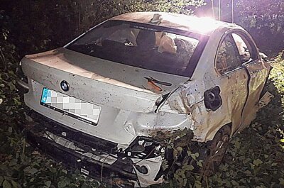 Crash auf A4: Fahrerin kommt von Fahrbahn ab und überschlägt sich - Eine 29-jährige Fahrerin eines Pkw BMW kam in der Nacht von der Fahrbahn ab. Foto: Harry Härtel