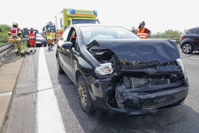 Crash auf A4 mit drei Verletzten - Auf der A4 am Autobahndreieck Nossen kam es zu einem Crash. Foto: Roland Halkasch