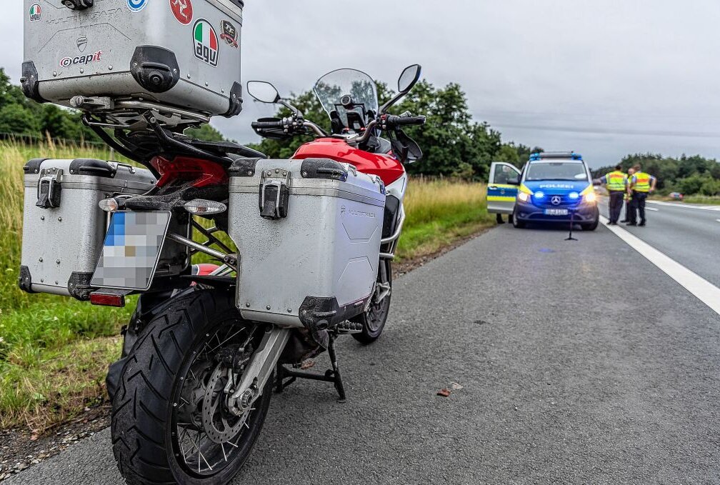 Crash auf A72: Motorradfahrer verliert die Kontrolle über seine Maschine - Motorradfahrer bei Crash auf der A72 nahe Treuen schwer verletzt. Foto: B&S/David Rötzschke