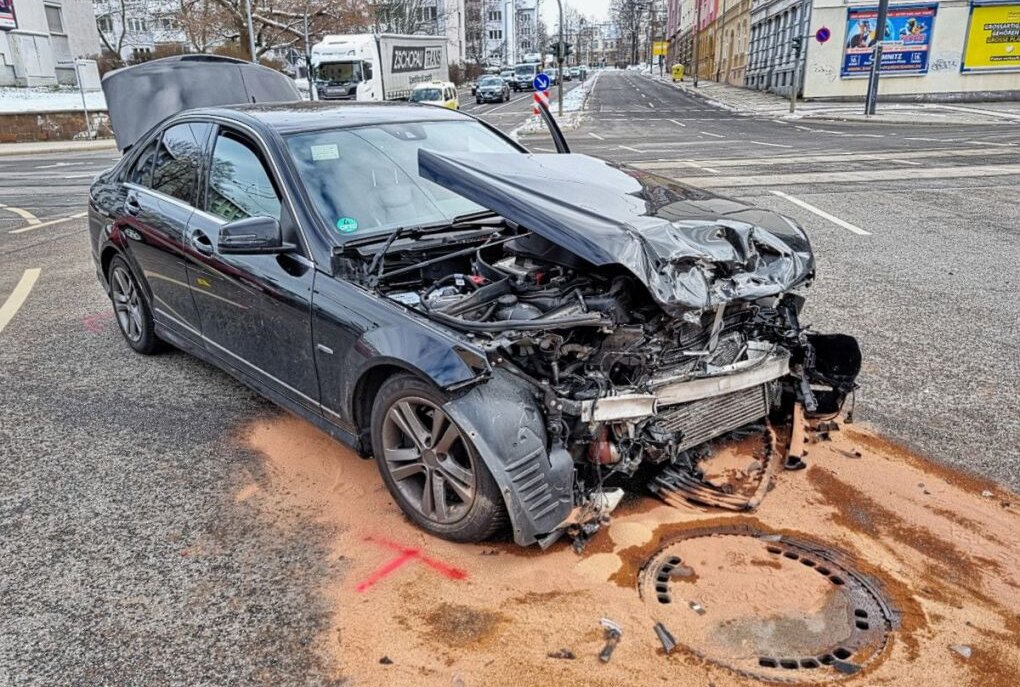Crash auf Bernsbachplatz: Totalschaden am PKW - Am Montag ereignete sich gegen 9 Uhr in auf dem Bernsbachplatz , an einer ampelgeregelten Kreuzung, ein Unfall zwischen einem PKW Audi und einem PKW Mercedes. Foto: haertelpress