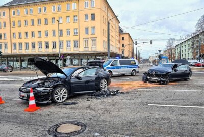 Crash auf Bernsbachplatz: Totalschaden am PKW - Am Montag ereignete sich gegen 9 Uhr in auf dem Bernsbachplatz , an einer ampelgeregelten Kreuzung, ein Unfall zwischen einem PKW Audi und einem PKW Mercedes. Foto: haertelpress