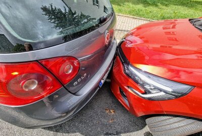 Crash auf Chemnitzer Kreuzung: Parkende Fahrzeuge beschädigt - Heute krachte es auf einer Chemnitzer Kreuzung. Foto: Harry Härtel