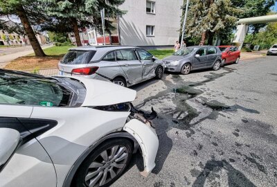 Crash auf Chemnitzer Kreuzung: Parkende Fahrzeuge beschädigt - Heute krachte es auf einer Chemnitzer Kreuzung. Foto: Harry Härtel