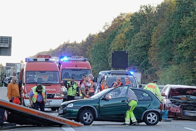 Crash auf der A4 bei Hainichen: Sechs Verletzte - Auffahrunfall auf der A4. Foto: Harry Haertel