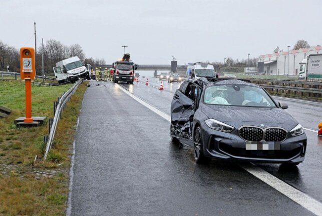 An beiden Fahrzeugen entstand auf der A4 in Höhe der AS Siebenlehn Totalschaden. Foto: Roland Halkasch