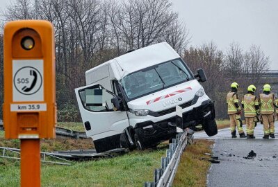 Crash auf der A4 bei Siebenlehn: Zwei Personen verletzt - An beiden Fahrzeugen entstand auf der A4 in Höhe der AS Siebenlehn Totalschaden. Foto: Roland Halkasch