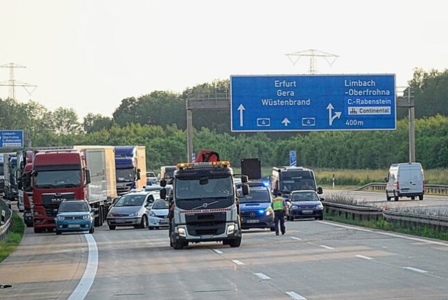 Am Freitag ereignete sich gegen 18.30 Uhr auf der A4 Fahrtrichtung Chemnitz, zwischen AS Limbach- Oberfrohna und Kreuz Chemnitz, ein Verkehrsunfall zwischen mehreren Fahrzeugen. Foto: Harry Haertel