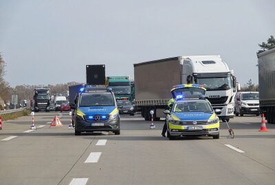 Crash auf der A4: Mehrere LKW involviert - Unfall zwischen zwei LKW auf der A4. Foto: Roland Halkasch