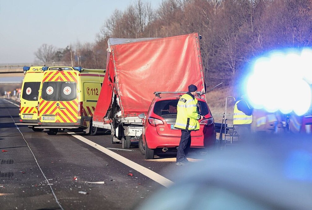 Crash auf der A4: PKW kollidiert mit Kleinlaster - Zu einem Verkehrsunfall kam es am Dienstagmorgen gegen 8.50 Uhr auf der A4 in Fahrtrichtung Dresden. Foto: xcitepress