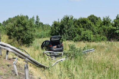 Crash auf der A72 bei Niederdorf: Zwei Personen schwer verletzt - Bei dem Unfall durchbrach ein PKW die Leitplanke und schoss in das angrenzende Feld. Foto: B&S/Alexander Wilhelm