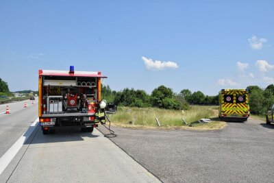 Crash auf der A72 bei Niederdorf: Zwei Personen schwer verletzt - Bei dem Unfall durchbrach ein PKW die Leitplanke und schoss in das angrenzende Feld. Foto: B&S/Alexander Wilhelm