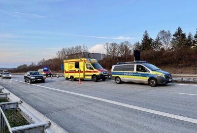 Crash auf der A72: Kind verletzt - Am Ostermontag ereignete sich gegen 18.40 Uhr ein Verkehrsunfall zwischen mehreren Fahrzeugen auf der A72 Richtung Hof. Foto: Daniel Unger