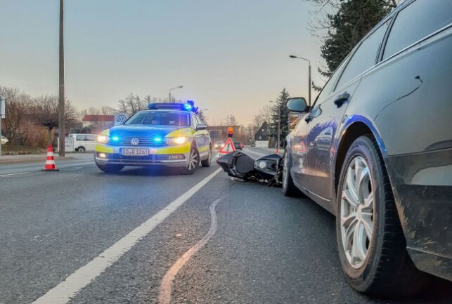 Crash auf der B101: Motorradfahrer rutscht unter Audi - Am Mittwochabend ereignete sich ein Unfall auf der B101. Foto Marcel Schlenkrich