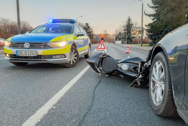 Crash auf der B101: Motorradfahrer rutscht unter Audi - Am Mittwochabend ereignete sich ein Unfall auf der B101. Foto Marcel Schlenkrich