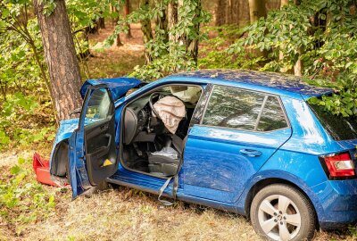 Crash auf der B6: PKW kollidiert nach Kontrollverlust mit Baum - Ein Fahrer verlor die Kontrolle über seinen PKW und kollidierte mit einem Baum. Foto: xcitepress/Rico Loeb