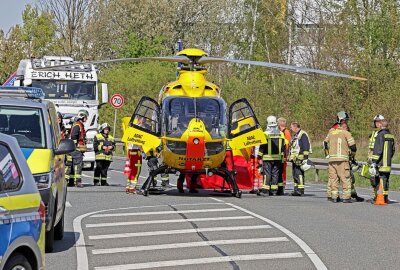 Crash auf der B93: Kind bei Unfall in Meerane schwer verletzt -  Vollsperrung auf der B93 bei Meerane in Richtung Gößnitz. Foto: Andreas Kretschel