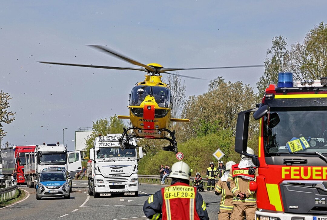 Crash auf der B93: Kind bei Unfall in Meerane schwer verletzt - Vollsperrung auf der B93 bei Meerane in Richtung Gößnitz. Foto: Andreas Kretschel