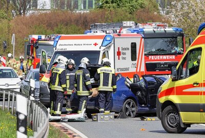 Crash auf der B93: Kind bei Unfall in Meerane schwer verletzt -  Vollsperrung auf der B93 bei Meerane in Richtung Gößnitz. Foto: Andreas Kretschel