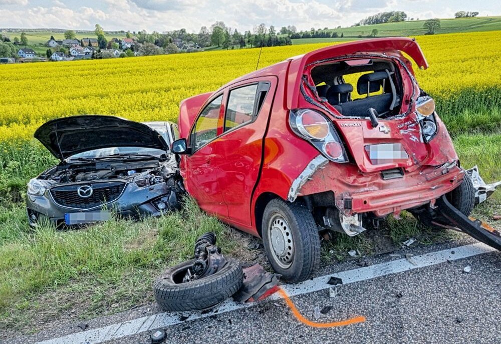 Heute ereignete sich ein Unfall durch ein Überholmanöver zwischen einem PKW Mazda und einem PKW Chevrolet. Es gibt mehrere Verletzte, Foto: Harry Härtel