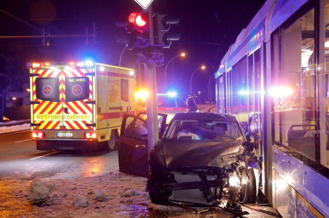 Am Montagabend ereignete sich auf der Stollberger Straße in Chemnitz ein schwerer Verkehrsunfall mit einer Straßenbahn. 