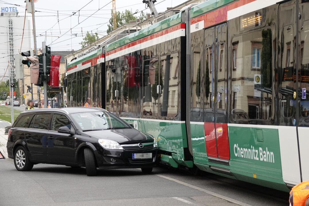 Crash auf Kreuzung: PKW von Straßenbahn erfasst - Als die Opelfahrerin nach links abbiegen wollte, wurde sie von einer Citybahn erfasst. 