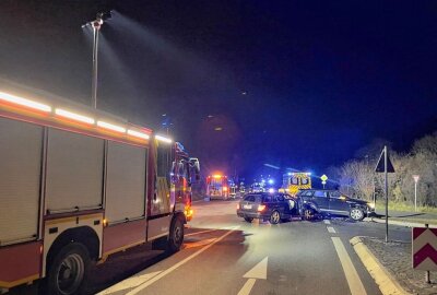 Crash auf S255: Autobahnzubringer Aue-Hartenstein voll gesperrt - Die Feuerwehr leuchtet die Unfallstelle aus. Foto: Daniel Unger