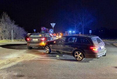 Crash auf S255: Autobahnzubringer Aue-Hartenstein voll gesperrt - Die Polizei ermittelt in der Unfallursache. Die Autobahnauffart ist vollgesperrt. Foto: Daniel Unger