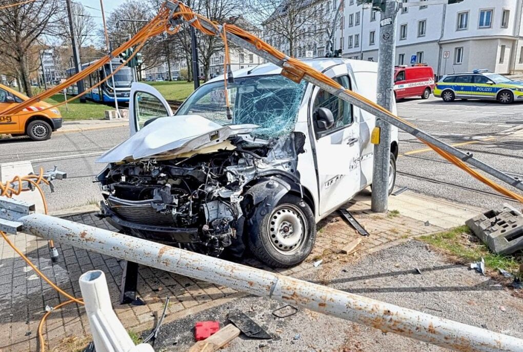 Ein Auto kollidierte mit einer Straßenbahn. Foto: Harry Härtel/haertelpress