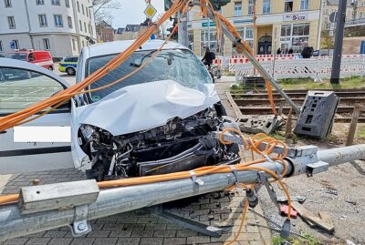 Crash: Auto kollidiert mit Straßenbahn - Ein Auto kollidierte mit einer Straßenbahn. Foto: Harry Härtel/haertelpress