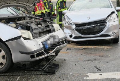 Crash bei Lauter-Bernsbach: Drei Personen verletzt - In Lauter-Bernsbach kam es zu einem Unfall mit drei Verletzten. Foto: Niko Mutschmann