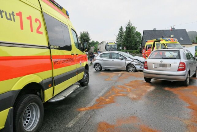 In Lauter-Bernsbach kam es zu einem Unfall mit drei Verletzten. Foto: Niko Mutschmann