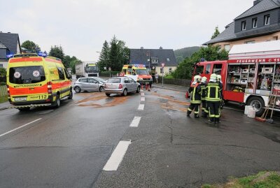 Crash bei Lauter-Bernsbach: Drei Personen verletzt - In Lauter-Bernsbach kam es zu einem Unfall mit drei Verletzten. Foto: Niko Mutschmann