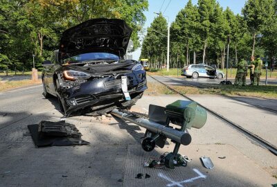 Crash: Beide Fahrer und drei Kinder wurden verletzt - Verkehrsunfall.zwischen einem PKW Tesla S und einem PKW Peugeot e208. Foto: Roland Halkasch