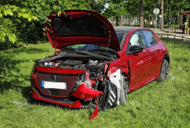 Verkehrsunfall.zwischen einem PKW Tesla S und einem PKW Peugeot e208. Foto: Roland Halkasch