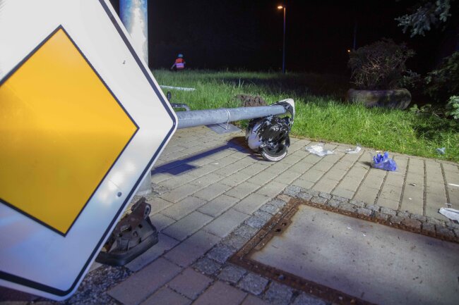 Nach dem Unfall blieb der Helm des Motorradfahrers an einem Verkehrsschild hängen. 