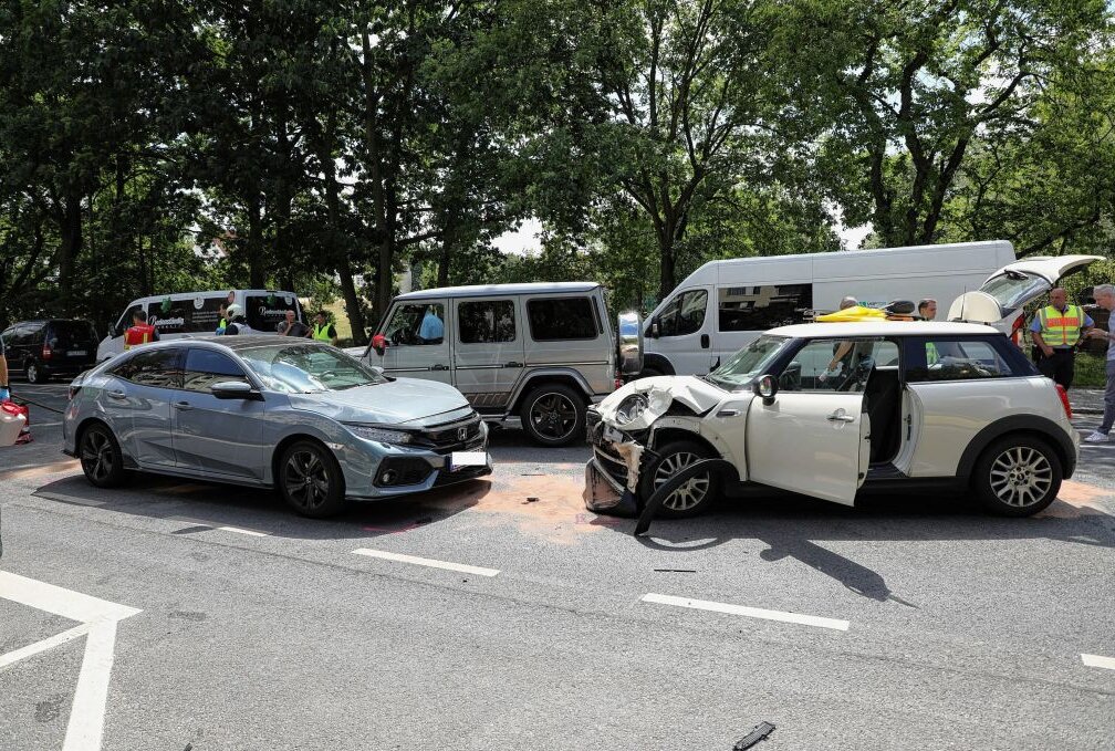 In Dresden kam es zu einem schweren Verkehrsunfall. Foto: Roland Halkasch