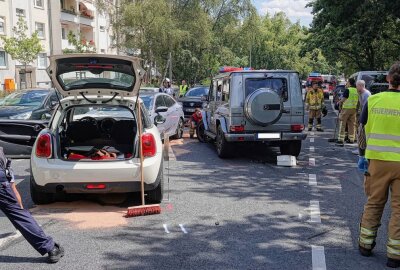 Crash: Eine schwerverletzte Person in Dresden - In Dresden kam es zu einem schweren Verkehrsunfall. Foto: Roland Halkasch